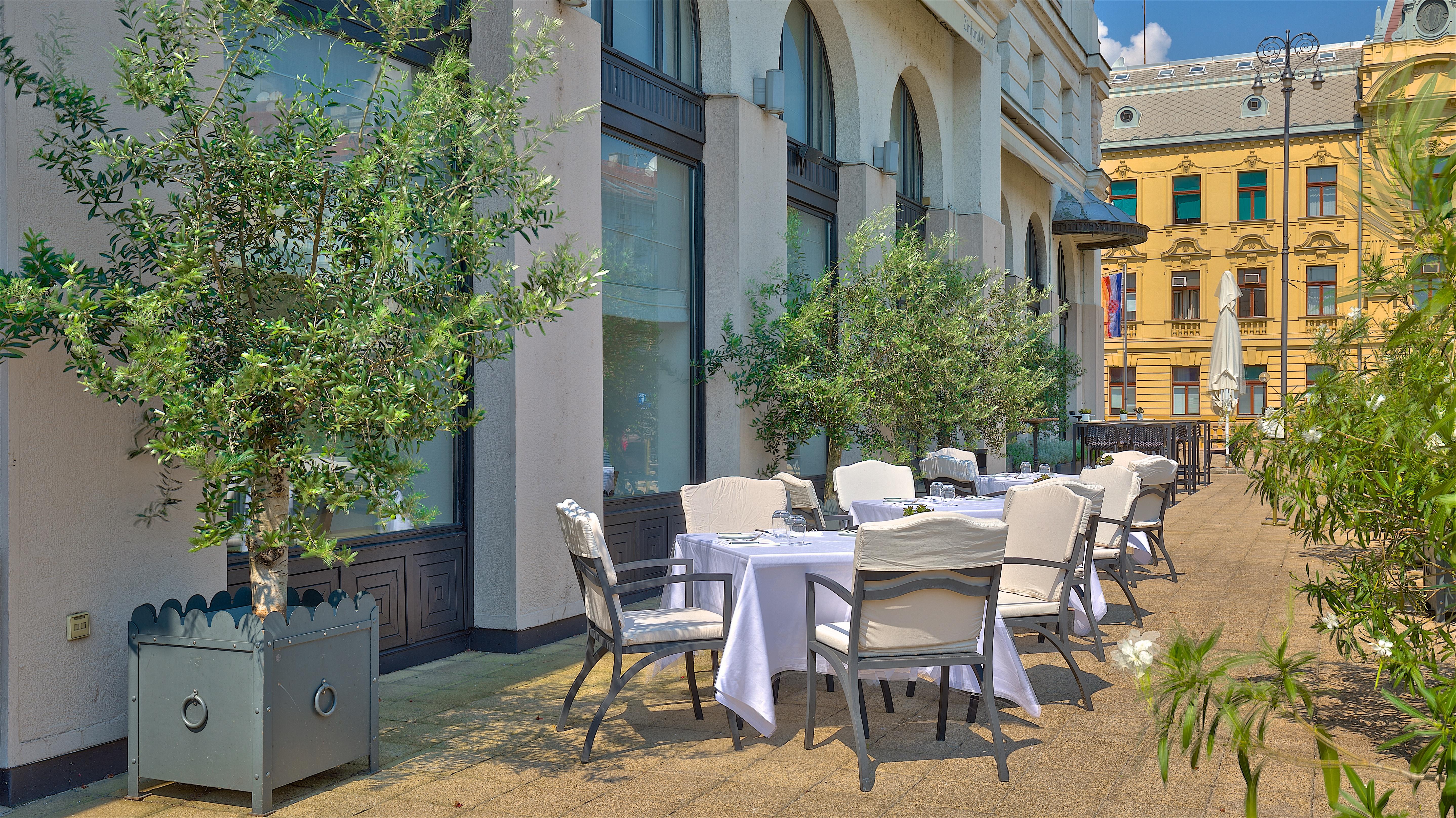 Esplanade Zagreb Hotel Zewnętrze zdjęcie The terrace of the restaurant