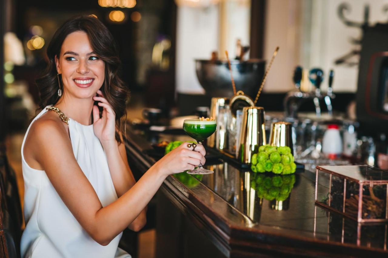 Esplanade Zagreb Hotel Zewnętrze zdjęcie A woman drinking a grasshopper cocktail