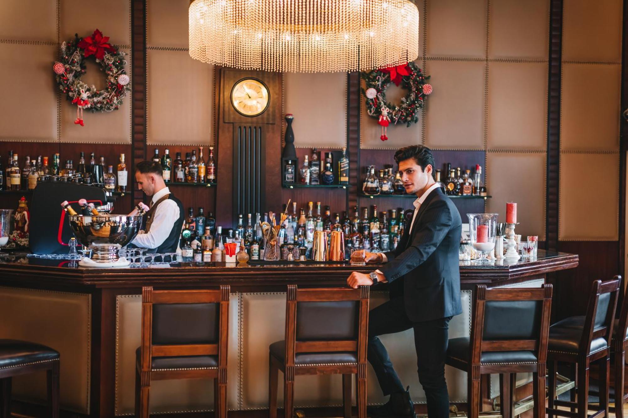 Esplanade Zagreb Hotel Zewnętrze zdjęcie A bartender at work