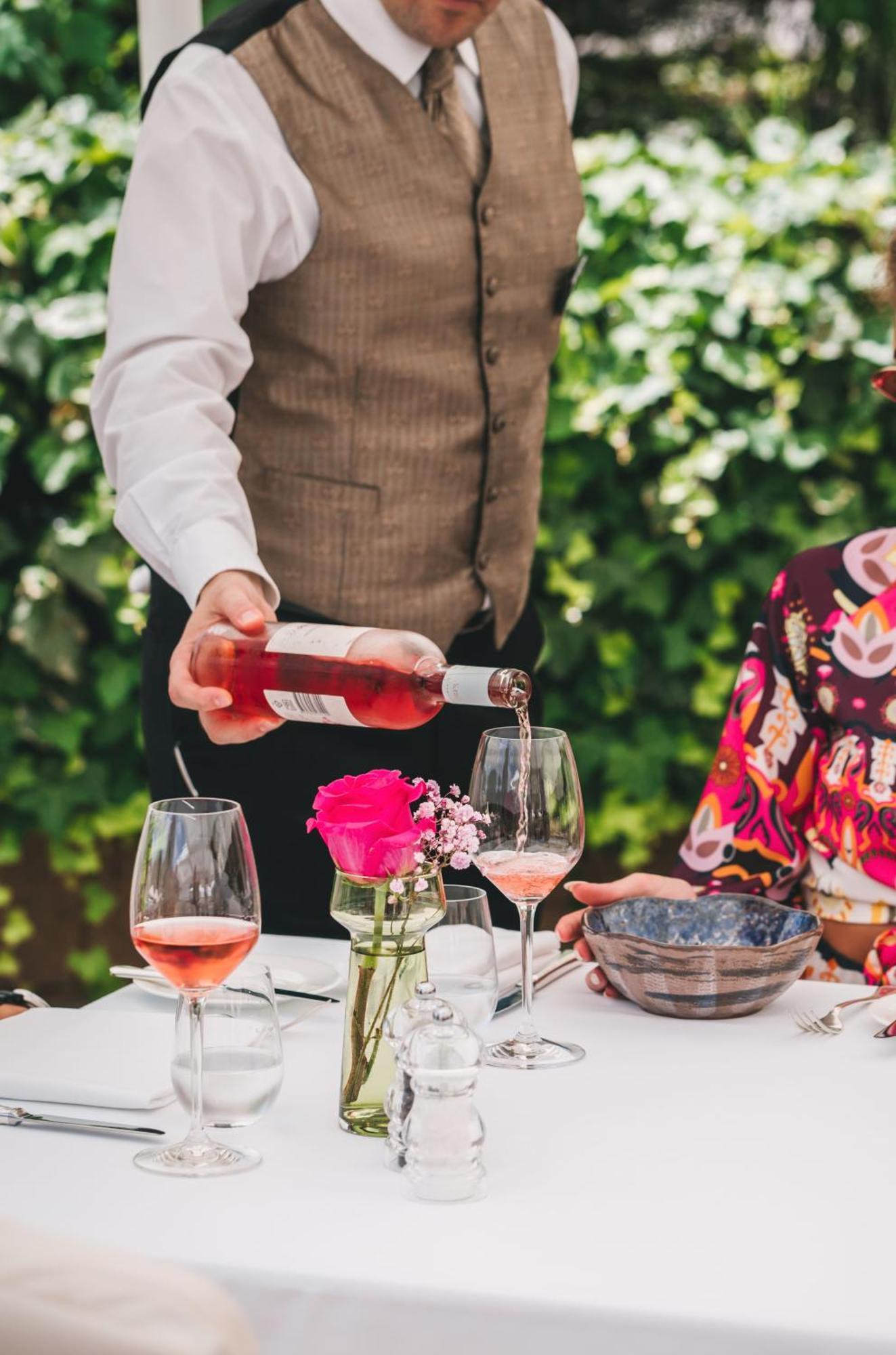 Esplanade Zagreb Hotel Zewnętrze zdjęcie A waiter serving wine