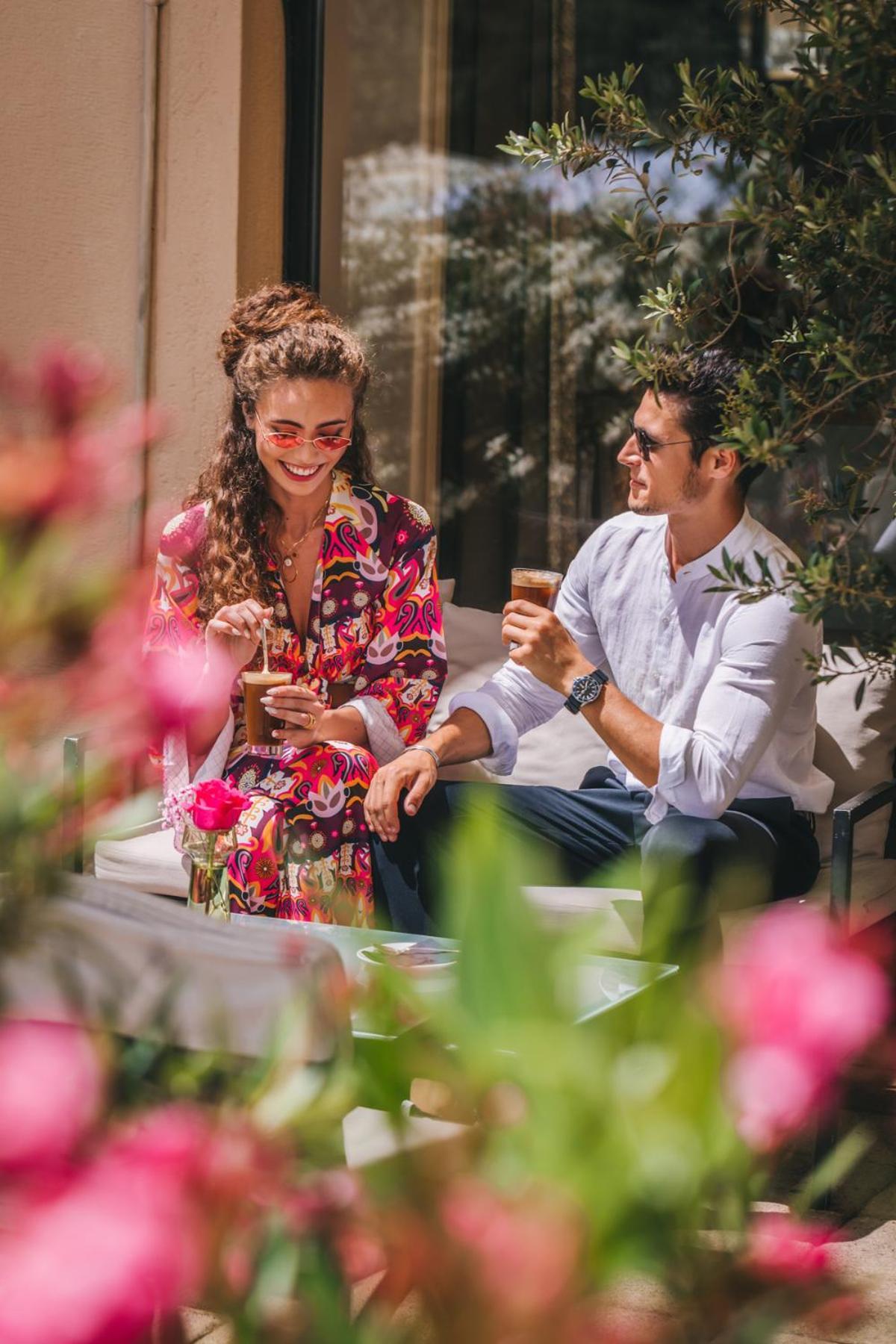 Esplanade Zagreb Hotel Zewnętrze zdjęcie A couple drinking coffee