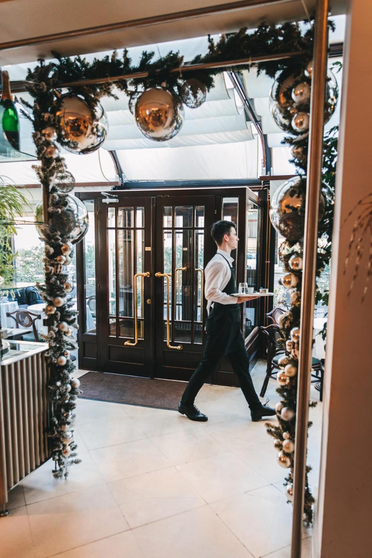 Esplanade Zagreb Hotel Zewnętrze zdjęcie A doorman at work