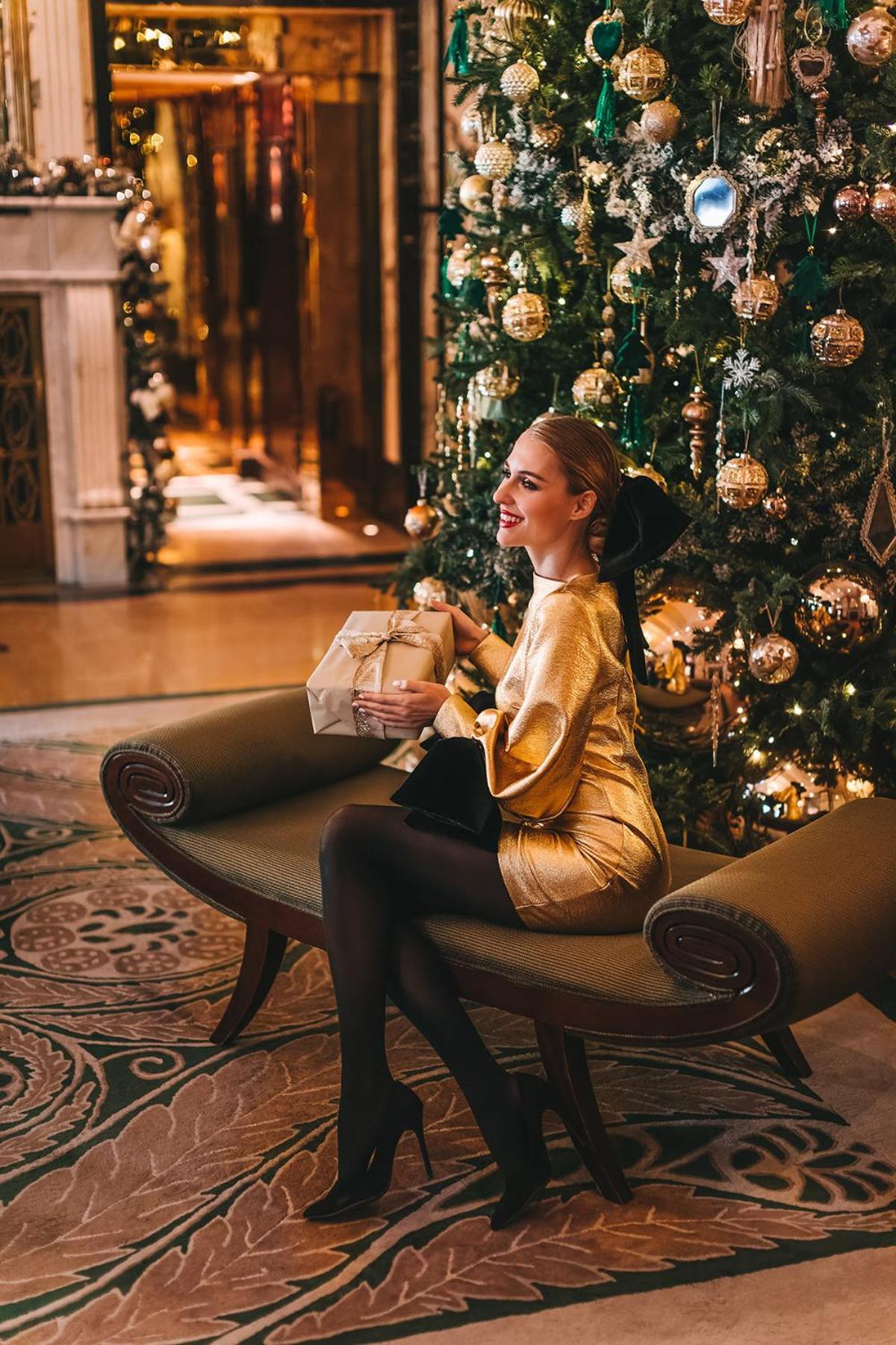 Esplanade Zagreb Hotel Zewnętrze zdjęcie A woman opening a Christmas present