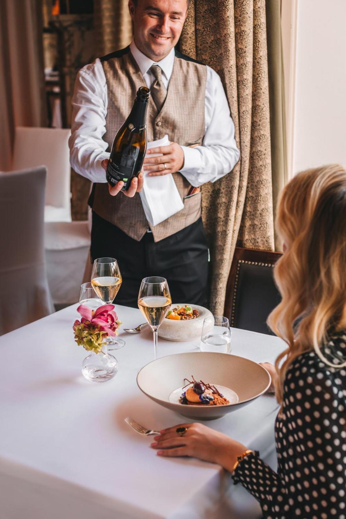 Esplanade Zagreb Hotel Zewnętrze zdjęcie A waiter serving champagne